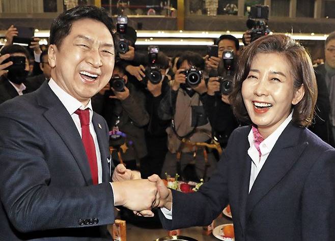 이번엔 환하게 웃으며… - 김기현(왼쪽) 국민의힘 당대표 후보와 나경원 전 의원이 9일 서울 마포구 신수동에서 열린 우파 시민 단체 출범식에서 만나 악수를 하고 있다. /오종찬 기자