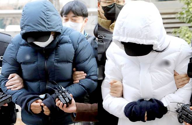 초등학교 5학년 아들을 학대해 숨지게 한 혐의로 체포된 계모와 친부가 10일 오후 구속 전 피의자 심문(영장실질심사)를 받기 위해 인천지방법원에 출석하고 있다. /뉴스1