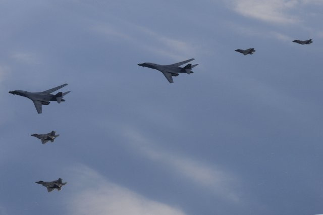 한미 공군이 1일 서해 상공에서 연합공중훈련을 하고 있다. 이날 훈련에는 우리측의 F-35A 전투기와 미측의 B-1B 전략폭격기 및 F-22·F-35B 전투기 등이 참여했다. 2023.2.2 국방부 제공