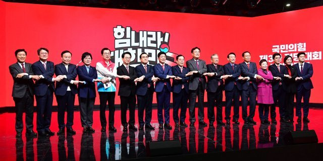 7일 서울 강서구 한 방송 스튜디오에서 열린 국민의힘 제3차 전당대회 후보자 비전 발표회에서 최고위원 후보들이 당 지도부와 함께 기념촬영을 하고 있다. 왼쪽부터 김경안, 김진모 선거관리위원, 김재원, 조수진, 이만희, 천강정, 태영호, 이용, 박성중 후보, 정진석 비대위원장, 유흥수 선관위원장, 김석기 사무총장, 문병호, 정미경, 김병민, 허은아, 김용태 후보. 2022.2.7 국회사진취재단