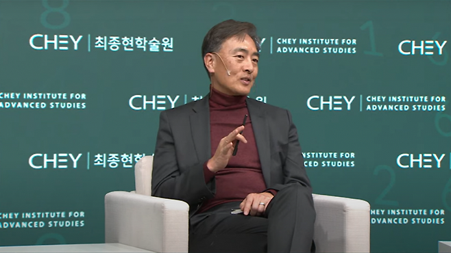 김정상 미국 듀크대 교수가 10일 온라인 개최된 '최종현학술원 첨단과학 특별강연'에서 토론하고 있다. 최종현학술원 영상 캡처