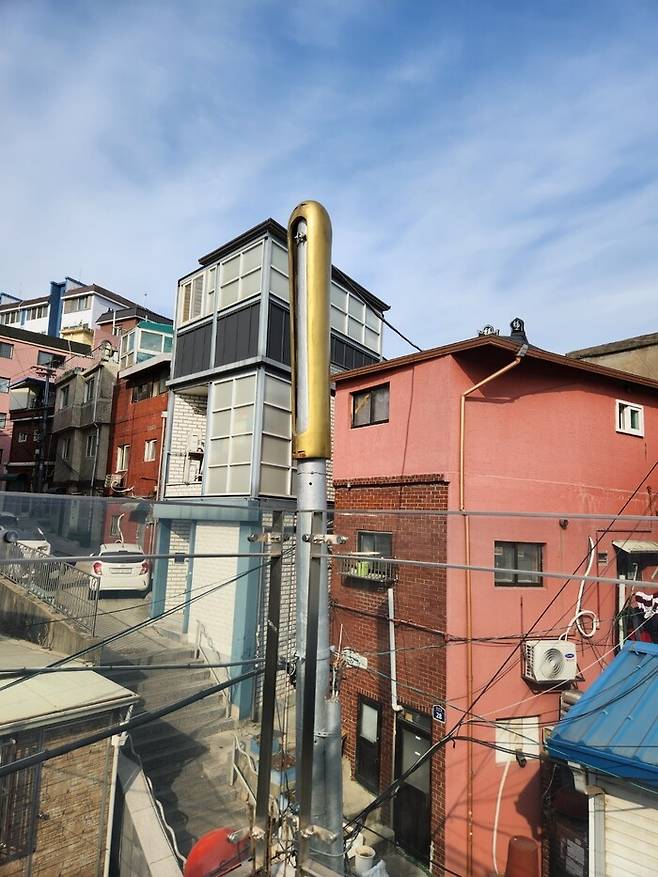 이음피움봉제역사관 전봇대는 바늘 모양으로 만들어 전선이 마치 실처럼 보이게 꾸몄다.