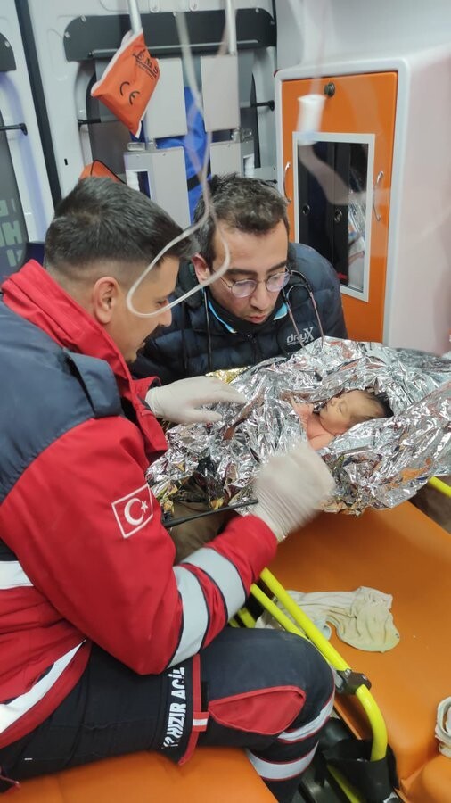 튀르키예 이스탄불 구조대가 하타이주 안타크야에서 생후 10일 아기를 구조해 담요로 몸을 감싸고 있다. 이스탄불 시장 트위터 갈무리