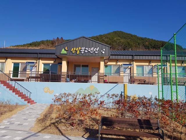 경남 거제시 산달도 분교펜션. 폐교된 분교를 리모델링해서 2019년 펜션으로 문을 연 이래 이곳에는 2만3,000여 명이 다녀갔다.