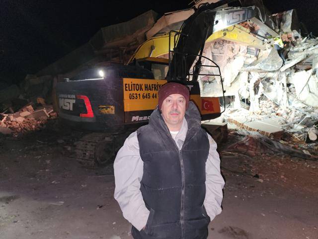 8일 튀르키예 카라만마라슈의 한 구조 현장에서 30시간 전 건물 밑에 깔려 있다 생존한 압둘라만(52)씨가 다른 실종자들을 찾기를 간절히 바라며 이곳을 다시 찾은 모습이다. 카라만마라슈=신은별 특파원