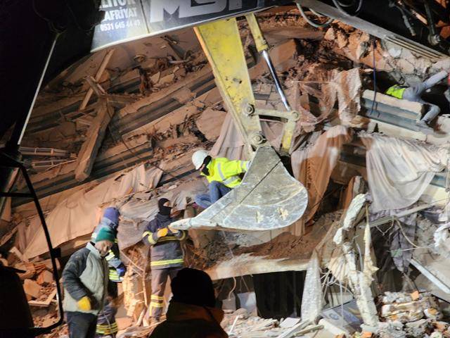 튀르키예 카라만마라슈에서 발생한 지진으로 무너진 건물에서 8일(현지시간) 구조대원들이 실종자를 찾고 있다. 건물은 총 9개층이었지만, 이제는 몇 개층으로 이뤄졌는지 알 수조차 없이 폭삭 내려앉았다. 카라만마라슈=신은별 특파원
