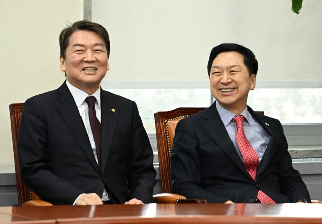 안철수(왼쪽), 김기현 국민의힘 당대표 후보가 10일 국회에서 열린 '더 나은 미래 서약식'에서 웃고 있다. 고영권 기자