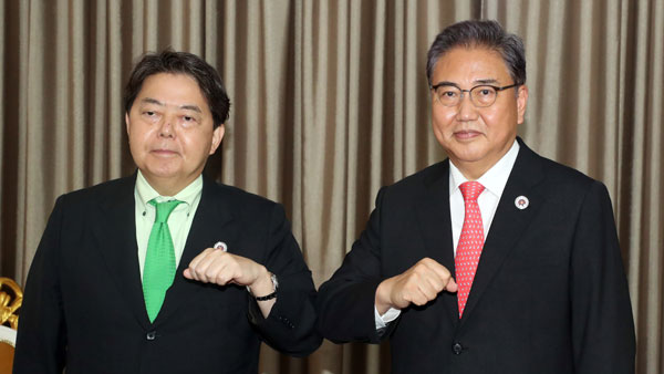 박진 외교부 장관(오른쪽)과 하야시 요시마사 일본 외무상 [자료사진 제공 : 연합뉴스]
