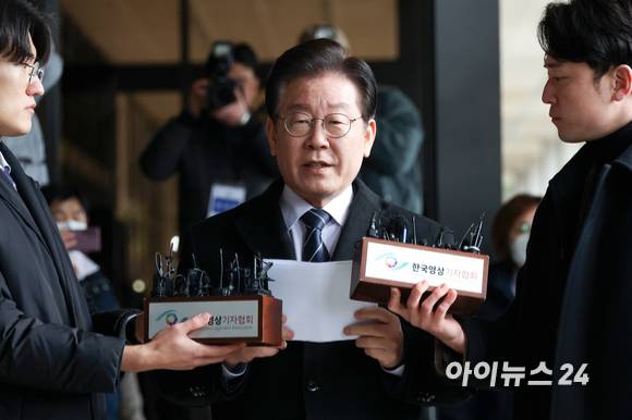 이재명 더불어민주당 대표가 위례 신도시·대장동 개발 특혜 의혹 사건 관련 2차 검찰 조사를 받기 위해 10일 오전 서울 서초구 서울중앙지방검찰청에 출석하고 있다. [사진=김성진 기자]