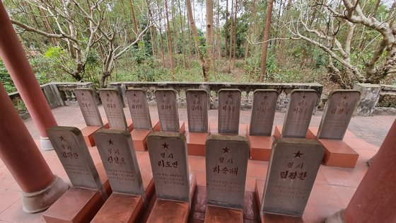 베트남 하노이에서 북동쪽으로 60여㎞ 떨어진 박장성의 북한군 묘지. 북한은 베트남전에 참전했다 전사한 14명의 유해를 2002년 9월 봉환했고, 현재는 비석만 남았다. 정용수 기자