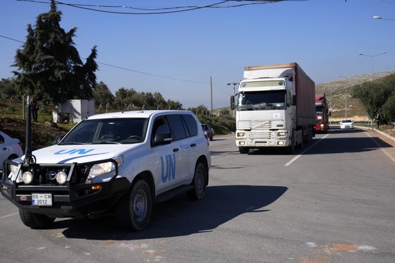 9일(현지시간) 튀르키예 남동부의 한 교차로에서 시리아 지원을 위한 트럭들이 유엔 차량을 따라가고 있다. AP=연합뉴스