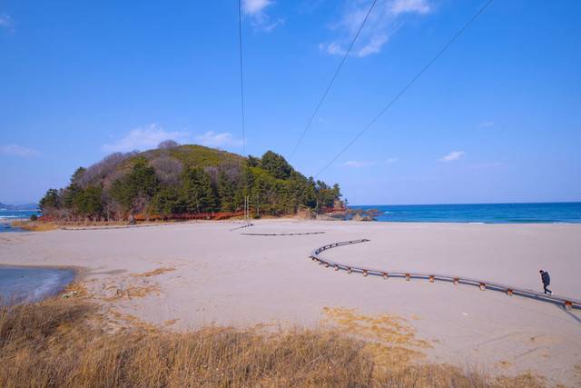 ▲ 동해안의 대표 명사십리 가운데 한 곳인 삼척 맹방해변 끝자락인 덕봉산 일원에 해안생태탐방로가 조성된 이후 관광객들이 즐겨찾는 관광지로 거듭나고 있다.
