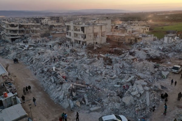 튀르키예에서 강진이 발생한 지 나흘째인 9일(현지시간) 시리아 알레포주 진데리스 타운의 건물들이 무너져 있다. /사진=AP