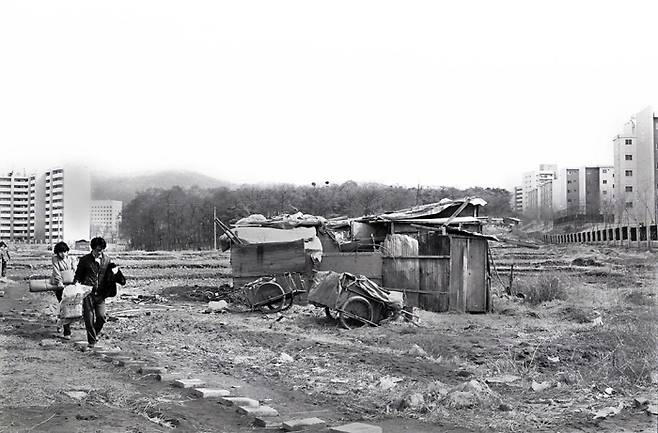 기억 풍경-묵동,c.1982, archival pigment print ⓒ김정일, 서울대학교미술관 제공