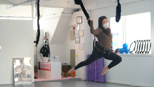 이보라 번지 피트니스 강사가 회전 동작을 가르치고 있다. 김태훈 피디