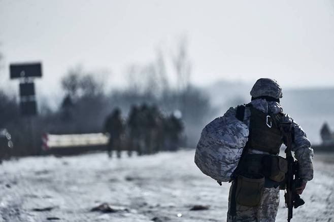 [바흐무트=AP/뉴시스] 8일(현지시간) 우크라이나 도네츠크주 바흐무트 인근 전선에서 우크라이나 군인들이 전투 위치로 향하고 있다. 2023.02.09.