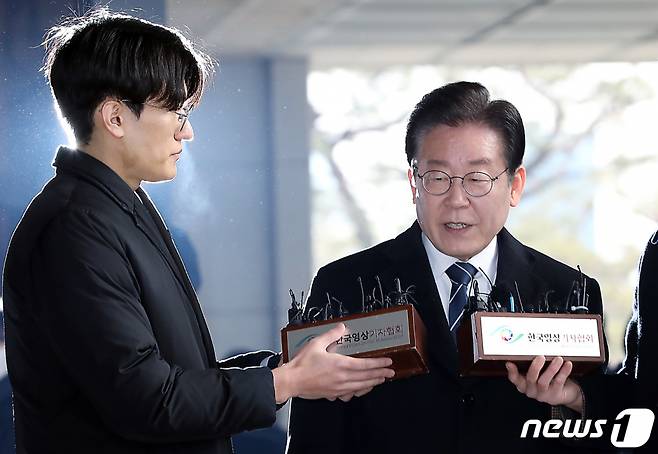 (서울=뉴스1) 박정호 기자 = 이재명 더불어민주당 대표가 대장동 개발 특혜 의혹 사건 관련 2차 검찰 조사를 받기 위해 10일 오전 서울 서초구 서울중앙지방검찰청에 출석해 입장을 밝히고 있다. 2023.2.10/뉴스1  Copyright (C) 뉴스1. All rights reserved. 무단 전재 및 재배포 금지.