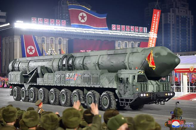 북한이 지난 8일 인민군 창건일(건군절) 75주년을 맞아 평양 김일성광장에서 열린 열병식에 고체연료 대륙간탄도미사일(ICBM)로 추정되는 신무기가 등장했다. [국내에서만 사용가능. 재배포 금지. For Use Only in the Republic of Korea. No Redistribution] 연합뉴스