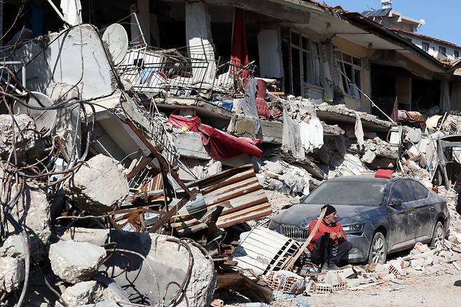9일 오후(현지시간) 튀르키예 하타이 안타키아 일대에 발생한 지진으로 건물들이 무너져 있다. [연합]