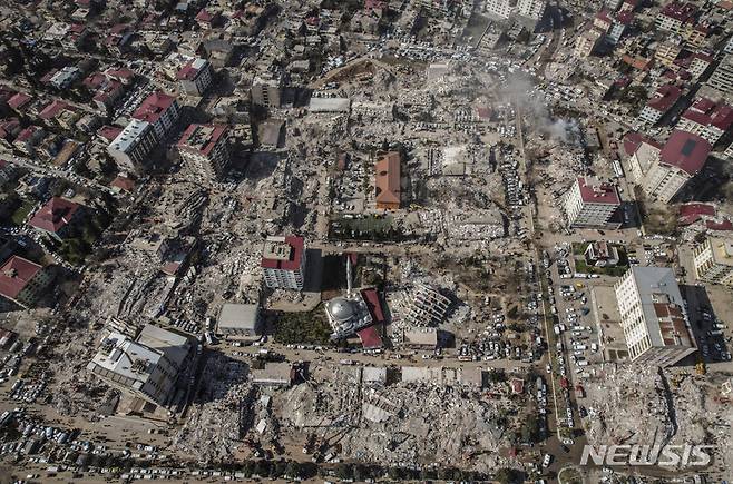 [카흐라만마라스=AP/뉴시스] 9일(현지시간) 튀르키예 남부 카흐라만마라스 중심부의 건물들이 지진으로 파괴돼 있다. 이번 지진으로 인한 사망자 수가 2만 명을 넘어섰으며 이재민들은 모닥불 주위에 모여 추위와 싸우면서  음식과 식수 부족에 어려움을 겪고 있다. 2023.02.10.