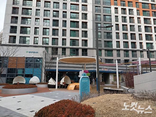 돌봄센터와 새싹커뮤니티 등이 모여있는 경기 평택 고덕지구내 신혼희망타운 1호. 정영철 기자