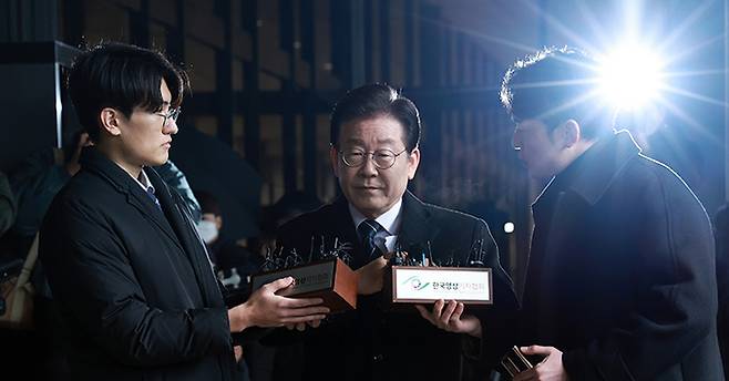 더불어민주당 이재명 대표가 10일 서울 서초구 서울중앙지방검찰청에 도착해 위례 신도시·대장동 개발사업 의혹과 관련해 소환 조사를 받기 앞서 입장 표명을 하고 있다. 연합뉴스