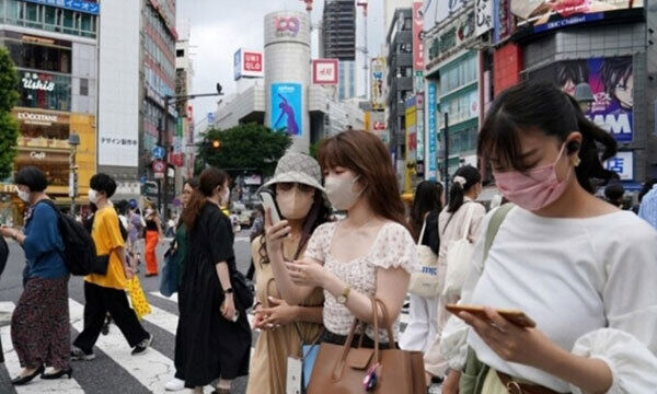 일본 도쿄 시내에서 행인들이 마스크를 쓰고 횡단보도를 건너고 있다. 도쿄 EPA=연합뉴스