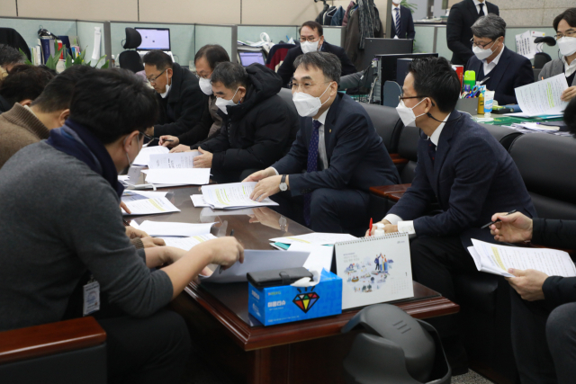 이종욱(오른쪽에서 두번째) 조달청장이 2023년 주요업무계획을 브리핑하고 있다. 사진제공=조달청
