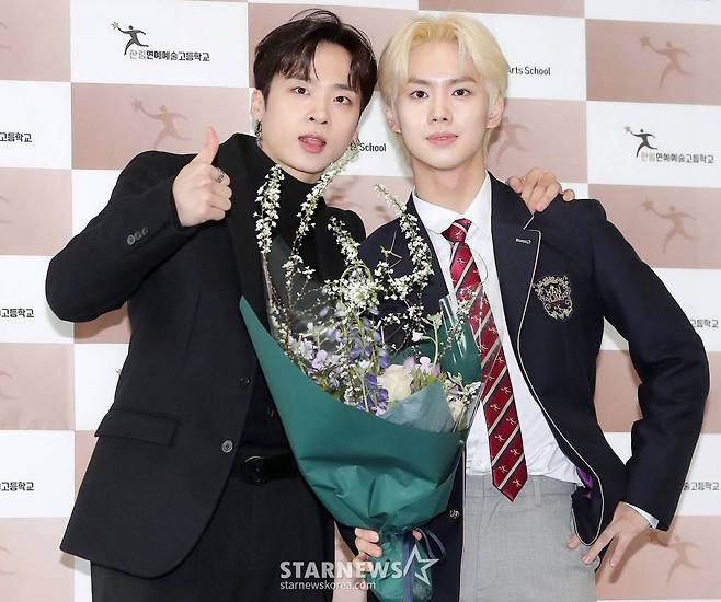 그룹 MCND 윈이 10일 오전 서울 송파구 장지동 한림연예예술고등학고에서 진행된 제12회 졸업식에 참석해 포즈를 취하고 있다. 2023.02.10 /사진=김창현 기자 chmt@