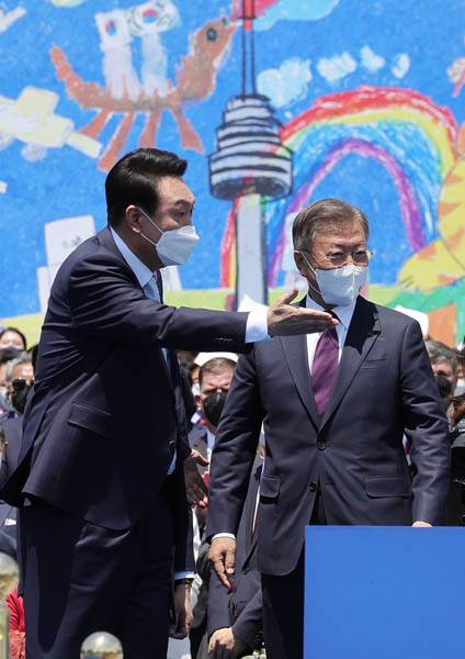 윤석열 대통령이 지난해 5월 10일 서울 여의도 국회 앞마당에서 열린 취임식에서 문재인 전 대통령을 배웅하고 있다. / 대통령실사진기자단