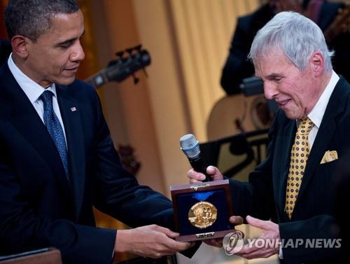2012년 당시 버락 오바마 대통령으로부터 거슈윈 상을 받는 배커랙 [AFP 연합뉴스 자료사진. 재판매 및 DB 금지]