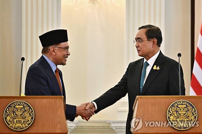 안와르(왼쪽) 말레이시아 총리와 쁘라윳 태국 총리 [AFP 연합뉴스 자료사진. 재판매 및 DB 금지]