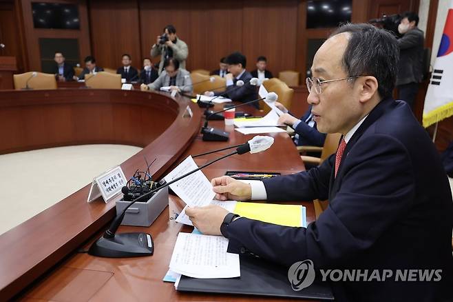 경제 규제혁신 TF회의 주재하는 추경호 부총리 (서울=연합뉴스) 김승두 기자 = 추경호 부총리 겸 기재부 장관이 10일 정부서울청사에서 열린 경제 규제혁신 TF회의를 주재하며 발언하고 있다. 2023.2.10 kimsdoo@yna.co.kr