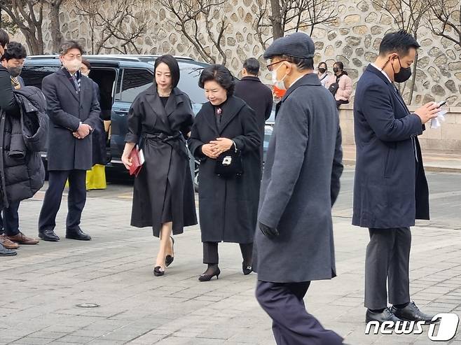 노현정 전 아나운서와 시어머니 이행자씨가 11일 서울 중구 정동제일교회 정문으로 들어서는 모습. ⓒ News1 최서윤 기자