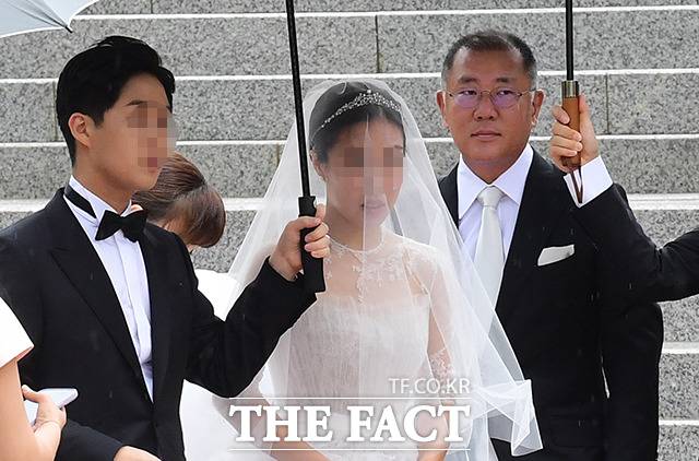 정의선(오른쪽) 현대자동차그룹 회장이 지난해 6월 27일 서울 중구 정동제일교회에서 장녀 정진희 씨의 결혼식에서 예식장으로 향하는 예비부부를 바라보고 있다. /임영무 기자