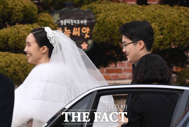 정몽규 HDC그룹 회장의 장남 정준선 한국과학기술원(KAIST) 교수가 11일 오후 서울 중구 정동제일교회에서 결혼식을 앞두고 신부 김 모 씨와 함께 입장하고 있다. /이새롬 기자