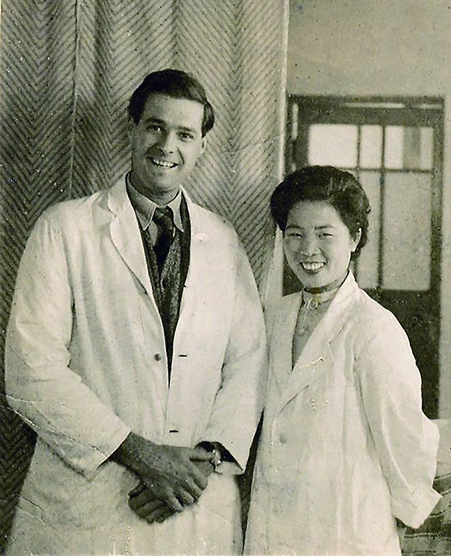 1957년 군산도립병원에서 수련의 생활을 할 때 만난 ‘퀘이커 의료 봉사단’의 골든 박사와 이길여 총장./가천대