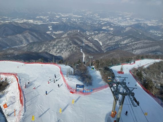 케이블카를 타고 발왕산 정상에 올라 내려다보는 발왕산의 능선이 다양한 삼각형이 맞물려 있는 모양으로 산세를 이루고 있다.