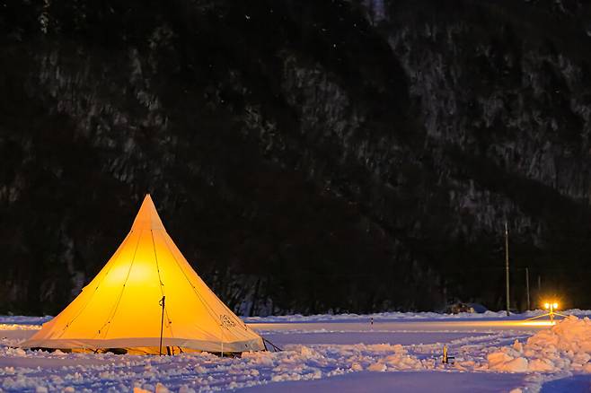 눈 내린 울릉도 나리분지에 친 텐트.