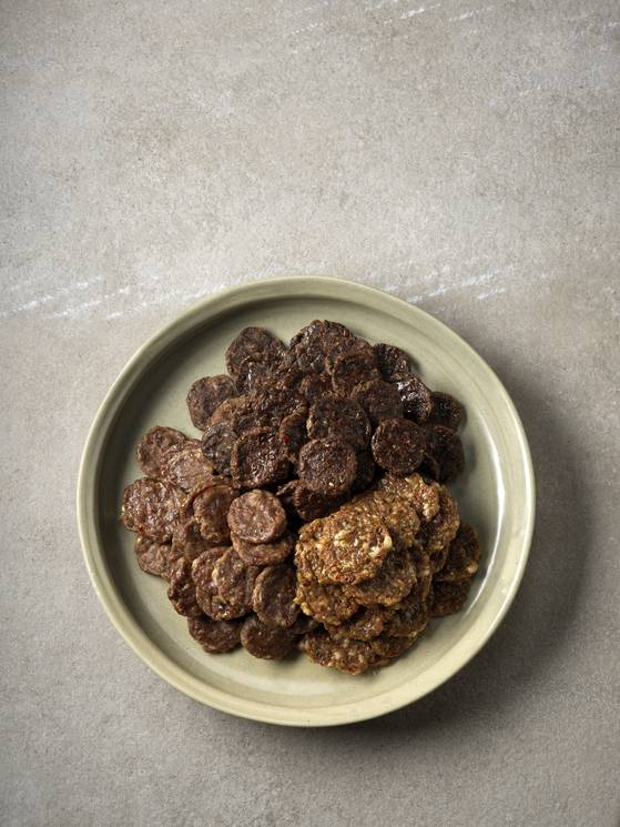 햇된장에 간 고기를 넣고 양념 반죽해 둥글납작하게 빚은 다음 발효시키며 말려뒀다가 구워 먹는 개성장땡이. [사진 ⓒ이종근]