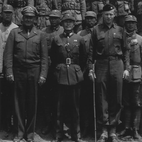 동북에서 벌어진 첫 번째 전투에서 린뱌오에게 패한 두위밍(앞줄 가운데)의 버마 원정군 시절. [사진 김명호]