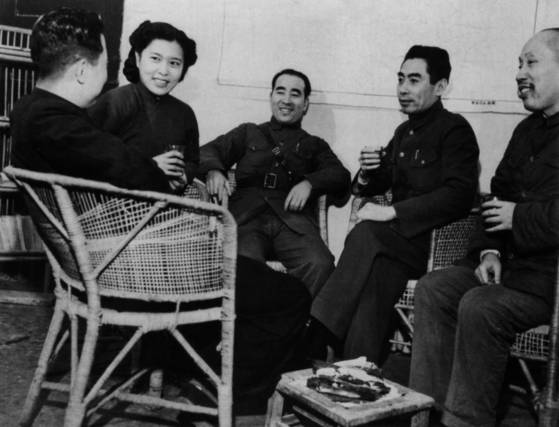 충칭에서 중공 원로 둥비우(董必武. 오른쪽 첫째), 저우언라이(오른쪽 둘째)와 함께 국민당 요원과 환담하는 린뱌오(오른쪽 셋째). 왼쪽 둘째는 훗날 신중국 초대 외교부 정보국장 궁펑(龔澎). [사진 김명호]