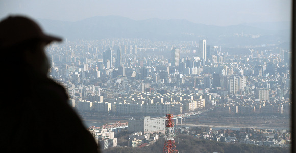 정부가 무주택 실수요자 주거 마련을 위해 내놓은 공공분양주택 '뉴:홈' 일반공급 사전청약이 시작되며 다음 주에는 약 5600가구의 아파트와 오피스텔이 공급된다. 서울 중구 남산에서 바라본 도심의 아파트 단지./사진=뉴스1