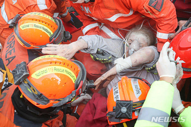 11일 오후 튀르키예 하타이주 안타키아 일대에서 한국 긴급구호대(KDRT)가 지진으로 무너진 건물 속 65세 여성 생존자를 구조하고 있다. 뉴시스