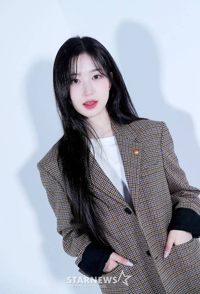걸그룹 엔믹스(NMIXX) 해원이 서울 종로구 스타뉴스 사옥에서 진행된 '2022 아시아 아티스트 어워즈 인 재팬'(2022 Asia Artist Awards In Japen, 이하 2022 AAA) 수상 인터뷰에 앞서 포즈를 취하고 있다.   /사진=김창현 기자 chmt@