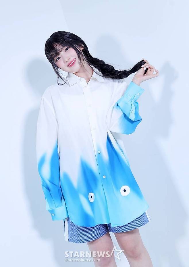 걸그룹 엔믹스(NMIXX) 지우가 서울 종로구 스타뉴스 사옥에서 진행된 '2022 아시아 아티스트 어워즈 인 재팬'(2022 Asia Artist Awards In Japen, 이하 2022 AAA) 수상 인터뷰에 앞서 포즈를 취하고 있다.   /사진=김창현 기자 chmt@