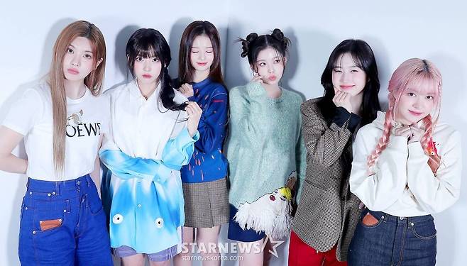 걸그룹 엔믹스(NMIXX)가 서울 종로구 스타뉴스 사옥에서 진행된 '2022 아시아 아티스트 어워즈 인 재팬'(2022 Asia Artist Awards In Japen, 이하 2022 AAA) 수상 인터뷰에 앞서 포즈를 취하고 있다./사진=김창현 기자 chmt@