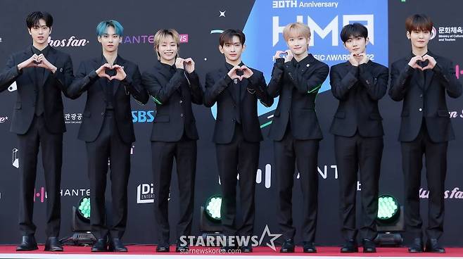 그룹 템페스트가 11일 오후 서울 송파구 잠실종합운동장 실내체육관에서 진행된 '30주년 한터뮤직어워즈 2022' 레드카펫 행사에 참석해 포즈를 취하고 있다. 2023.02.11 /사진=김창현 기자 chmt@