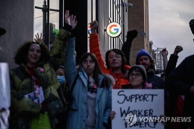 구글 뉴욕 사옥 앞에서 최근 해고에 대해 항의시위하는 노조원들 [AFP 연합뉴스 자료사진. 재판매 및 DB 금지]
