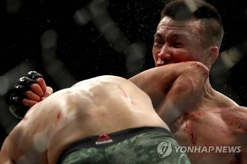 정찬성(오른쪽)을 무너뜨렸던 야이르 로드리게스의 팔꿈치  [AFP=연합뉴스]